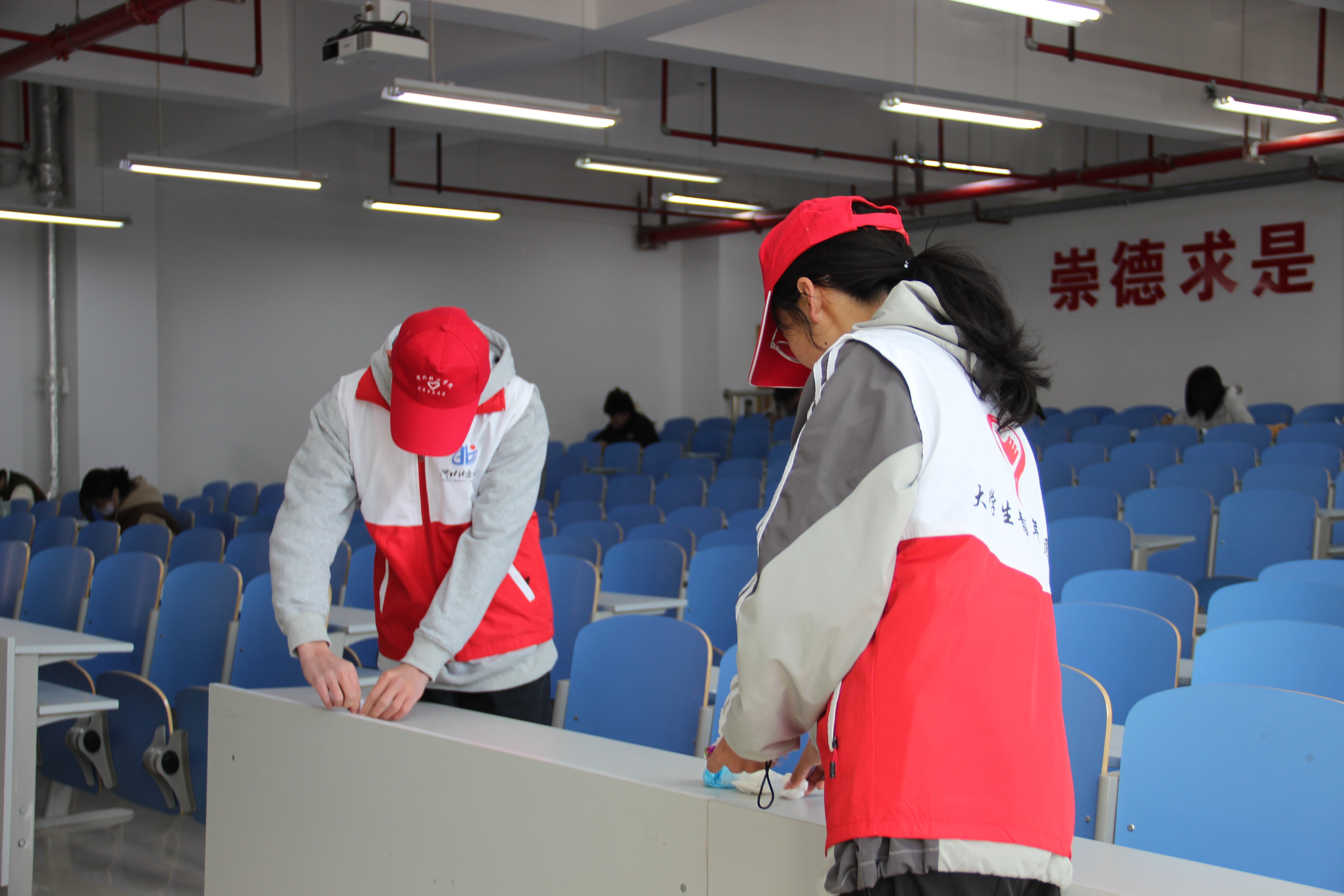 我校开展学雷锋树新风迎校庆展风采大学生志愿者活动月系列活动