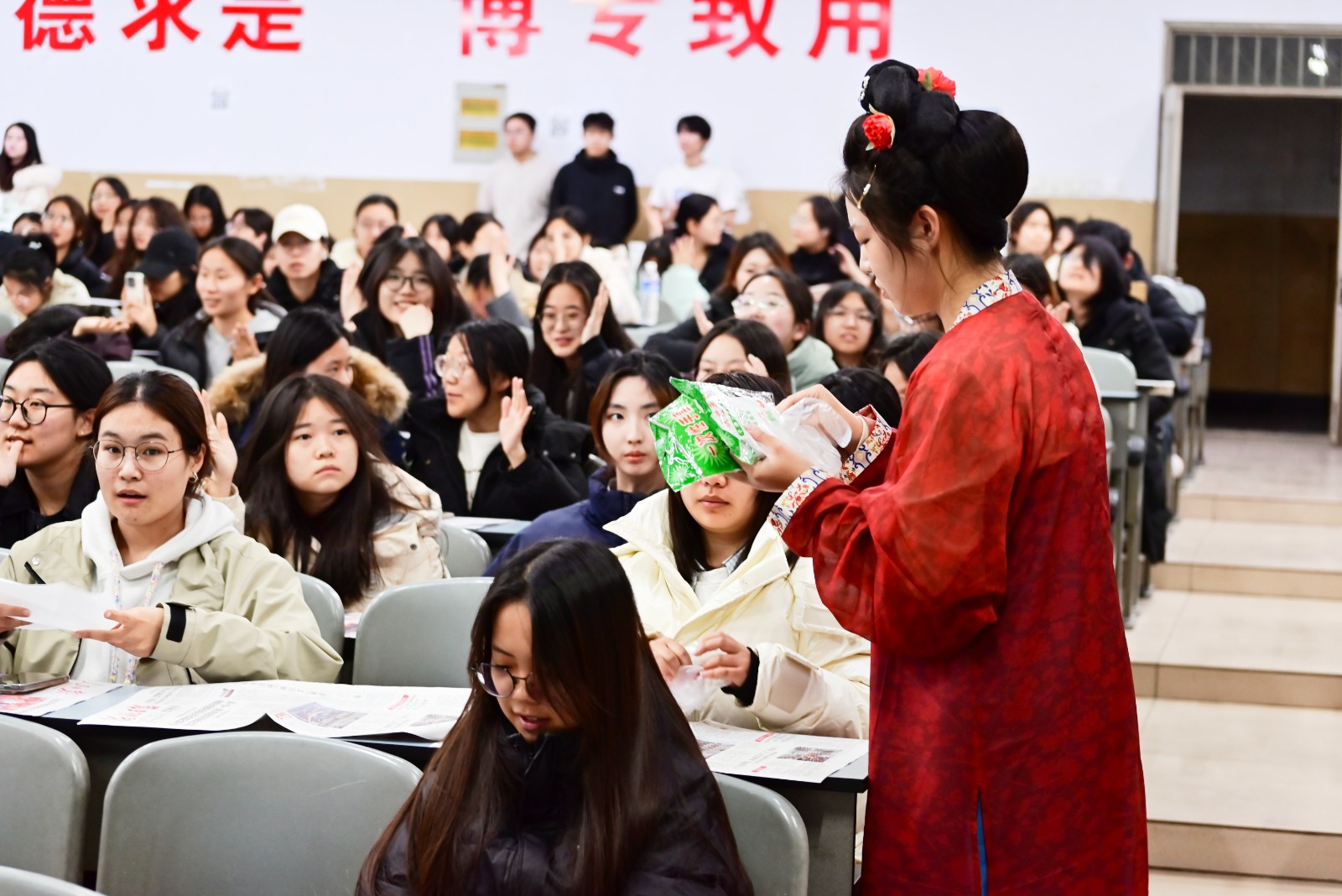 文学院举办“布期而遇扎染生花”体验活动新闻配图4.jpg