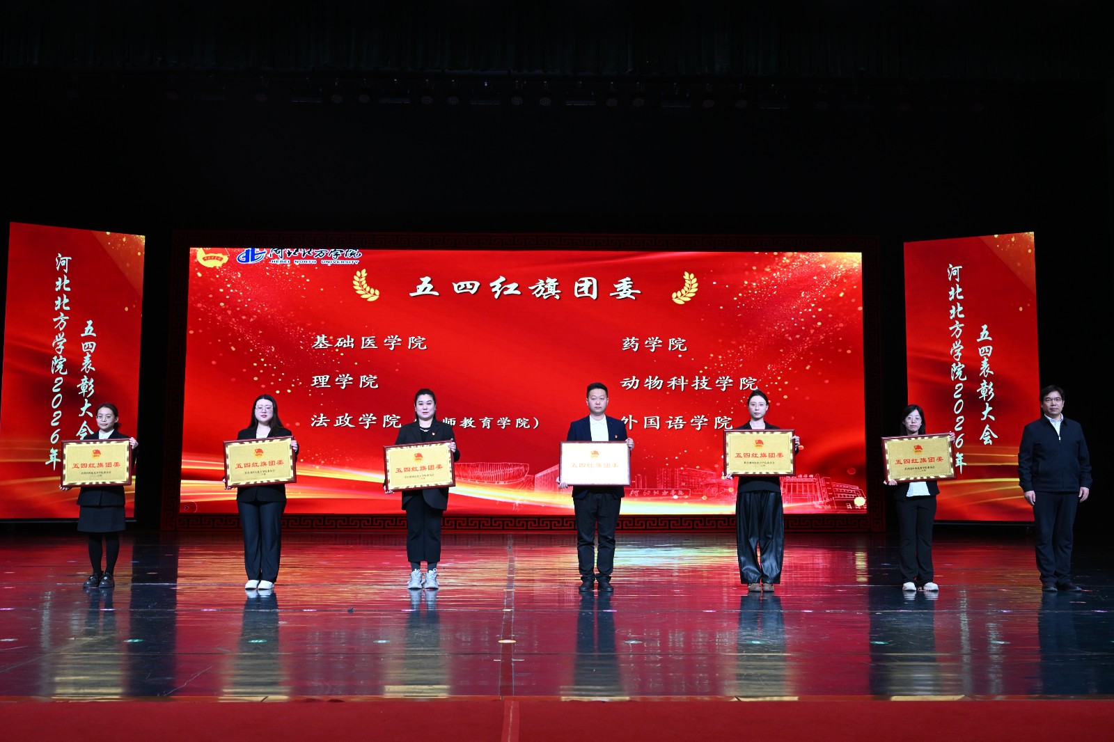 马校长颁奖.JPG